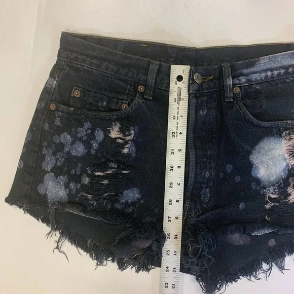 Levi's Women's 501 Button Fly Heavy Distressed Bleached Raw Hem Cut Offs SZ 30 - Picture 8 of 8